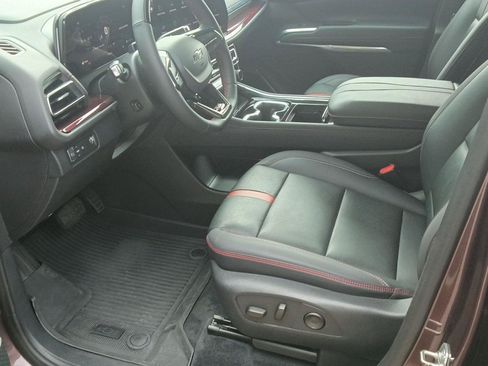 Used 2024 Chevrolet Traverse RS FWD image 11