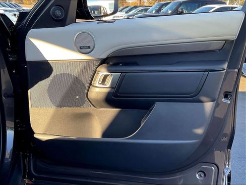 New 2025 Land Rover Discovery Metropolitan Edition image 30