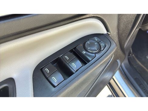 Used 2018 Chevrolet Equinox LS image 9