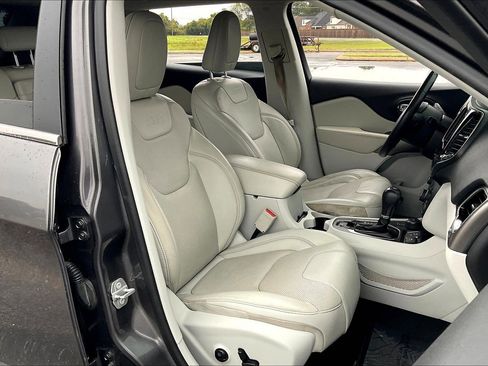 Used 2019 Jeep Cherokee Limited w/ Technology Group image 8