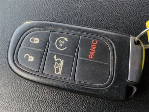 Used 2015 Jeep Cherokee Latitude w/ Comfort/Convenience Group image 33