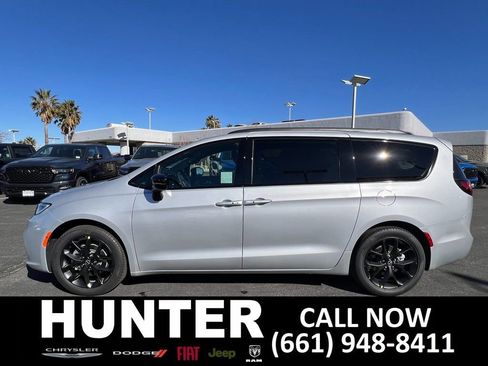 New 2026 Chrysler Pacifica Limited w/ Uconnect Theater Family Group image 3