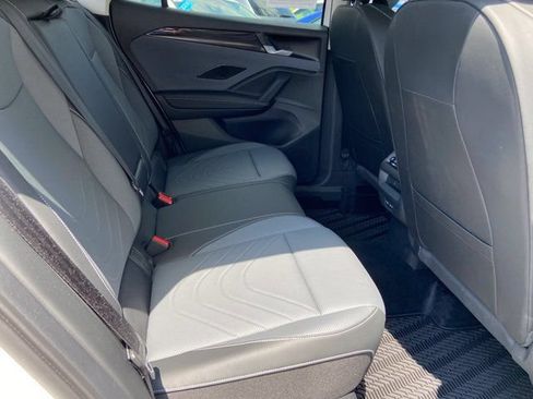 Used 2025 Volkswagen Tiguan SE AWD/4WD image 27