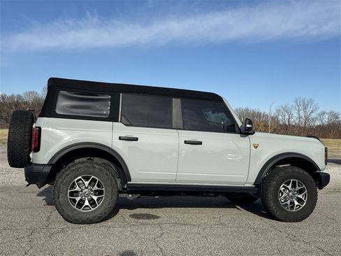 Used 2023 Ford Bronco Badlands image 9