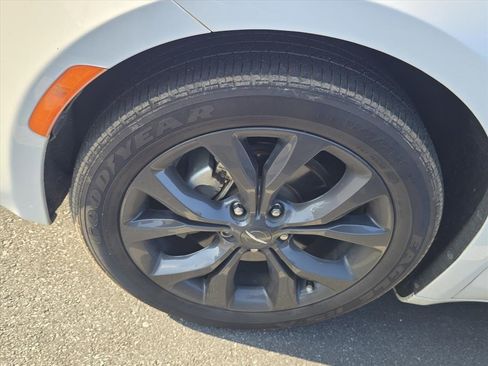 Used 2019 Chrysler Pacifica Touring-L Plus w/ S Appearance Package image 6