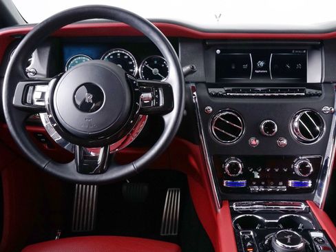 Used 2022 Rolls-Royce Cullinan w/ Cullinan Package image 28