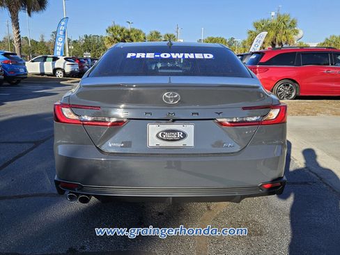 Used 2025 Toyota Camry SE image 4