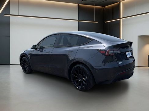Used 2024 Tesla Model Y Long Range AWD/4WD image 3