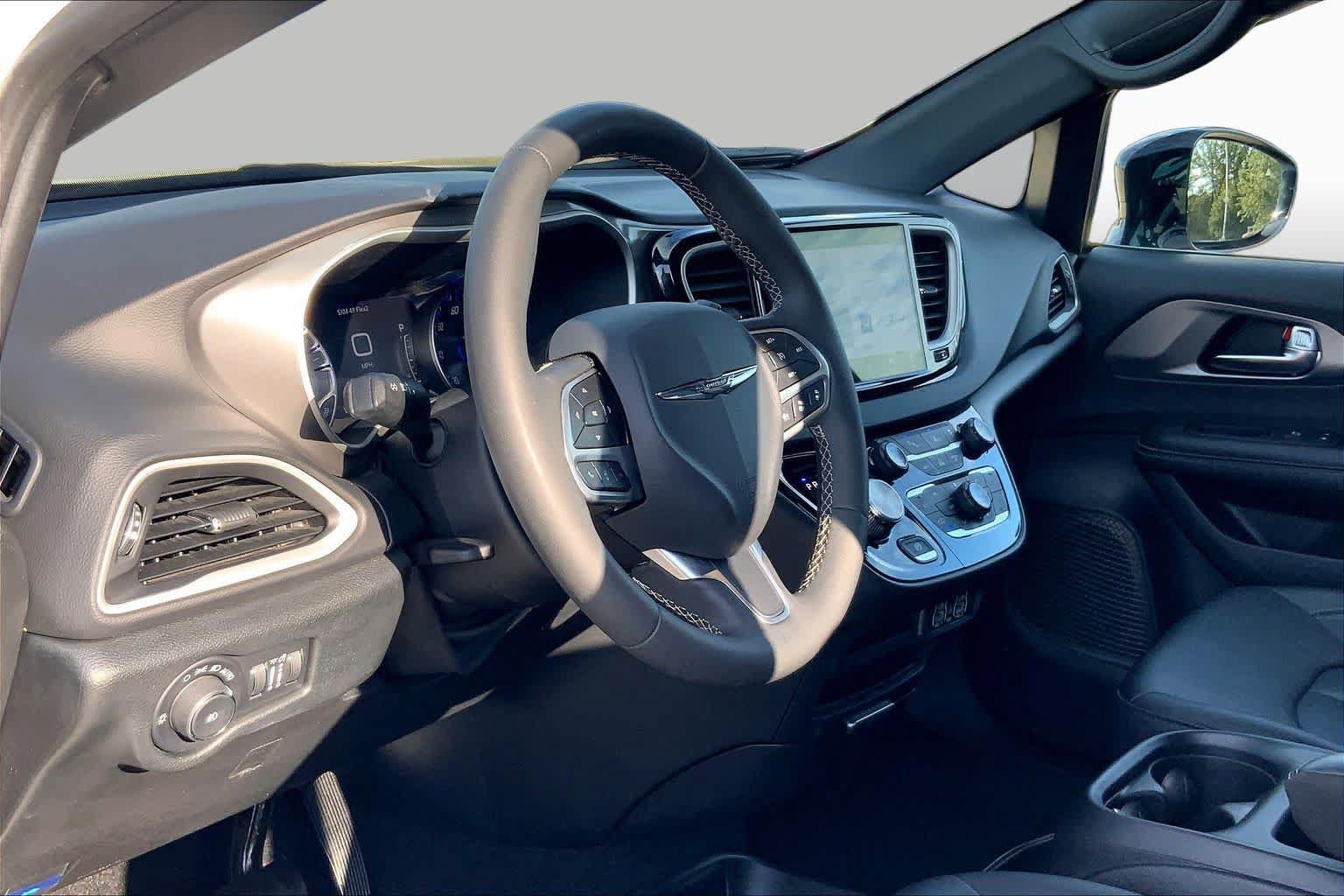 Used 2025 Chrysler Pacifica Select FWD image 17
