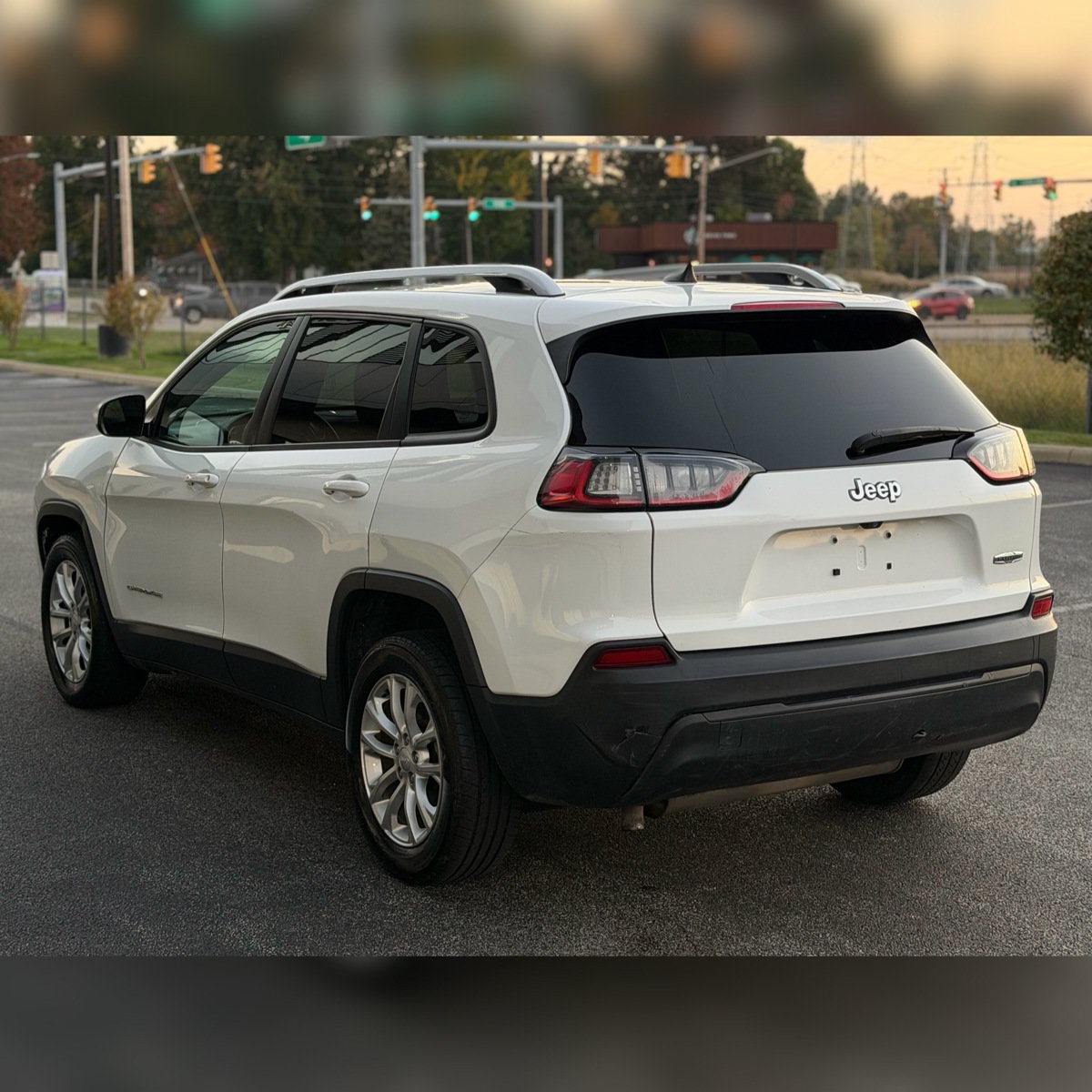 Used 2020 Jeep Cherokee Latitude FWD image 3