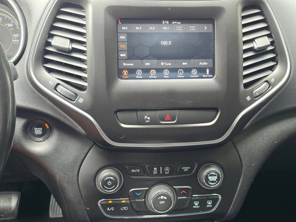 Used 2019 Jeep Cherokee Latitude Plus w/ Cold Weather Group AWD/4WD image 33
