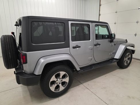 Used 2017 Jeep Wrangler Unlimited Sahara w/ Dual Top Group AWD/4WD image 7