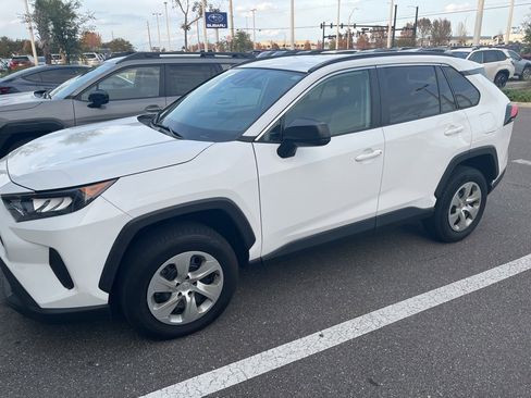 Used 2019 Toyota RAV4 LE image 1
