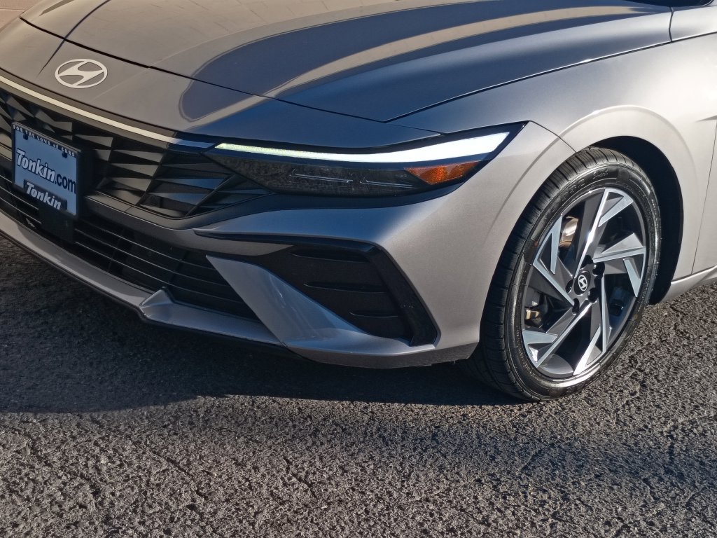 Certified 2025 Hyundai Elantra Limited FWD image 11
