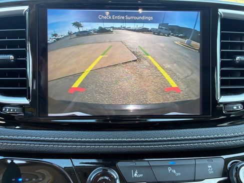 Used 2024 Chrysler Pacifica Select image 9