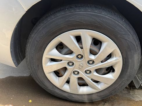 Used 2019 Hyundai Elantra SE w/ Cargo Package FWD image 16