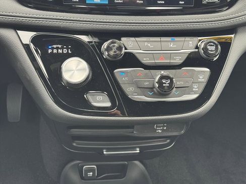 New 2026 Chrysler Pacifica Select AWD/4WD image 17