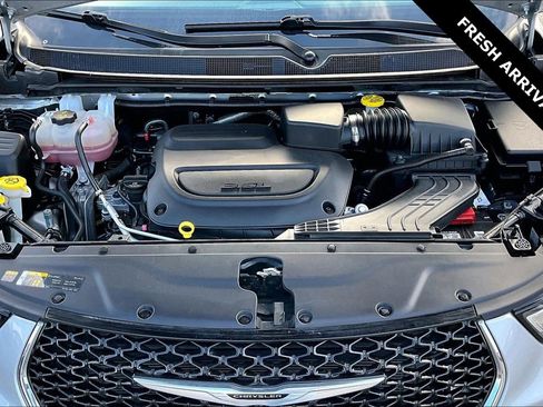 Used 2024 Chrysler Pacifica Touring-L image 29