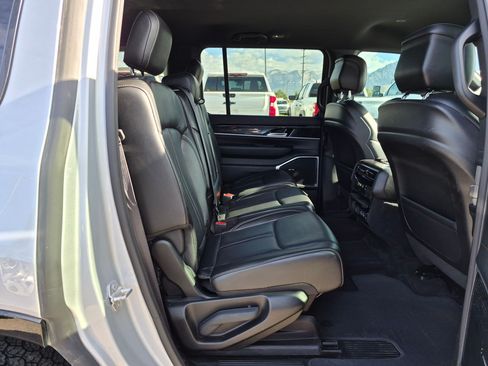 Used 2023 Jeep Wagoneer 4WD image 31