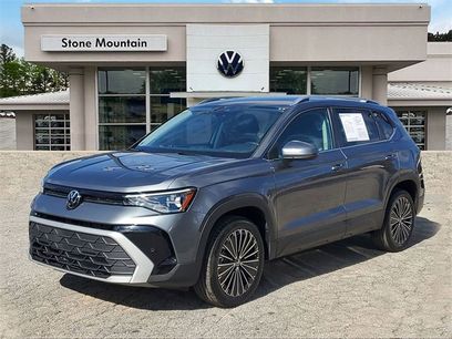 Certified 2025 Volkswagen Taos SE w/ Panoramic Sunroof Package