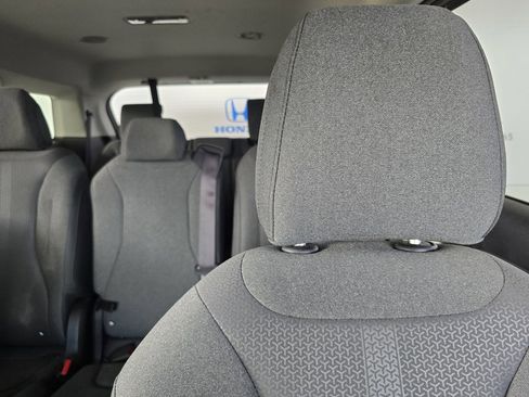 Used 2024 Kia Carnival LX image 18