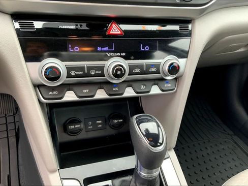 Used 2020 Hyundai Elantra SEL image 30
