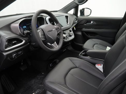 New 2026 Chrysler Pacifica Select image 16