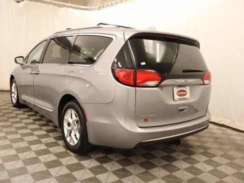 Used 2020 Chrysler Pacifica Limited image 3