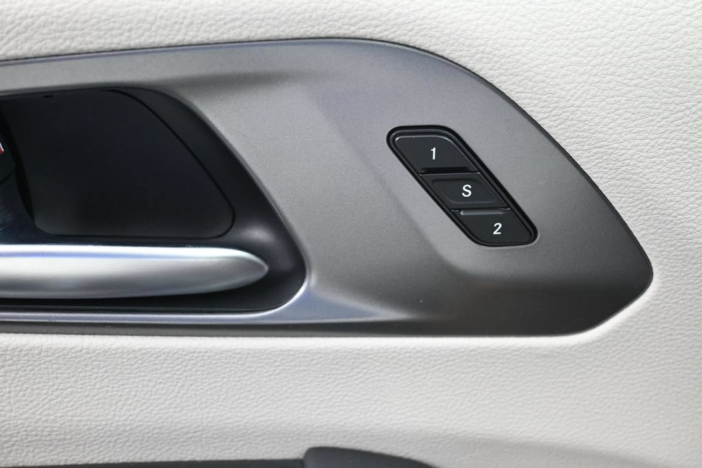 Used 2023 Chrysler Pacifica Touring-L FWD image 20