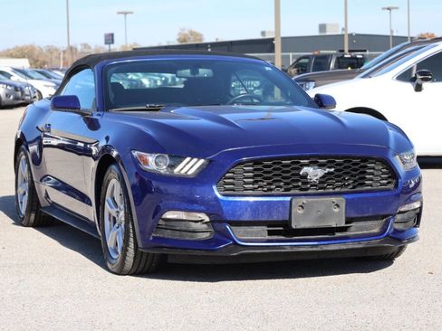 Used 2015 Ford Mustang Convertible image 4