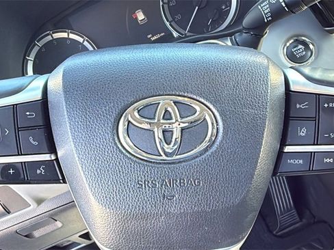 Used 2023 Toyota Highlander XLE image 6