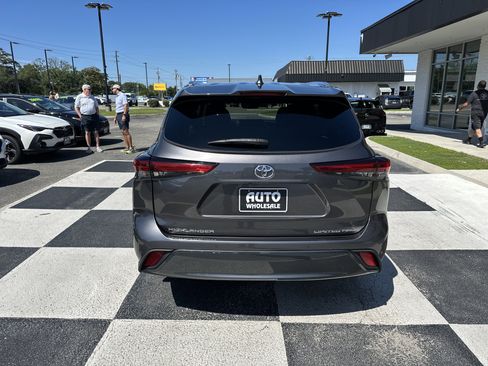 Used 2021 Toyota Highlander Limited AWD/4WD image 4