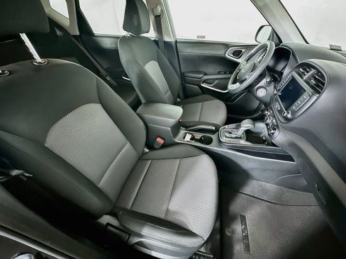 Used 2025 Kia Soul LX w/ LX Technology Package FWD image 29