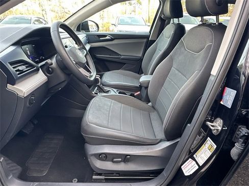 Used 2024 Volkswagen Taos SE image 9