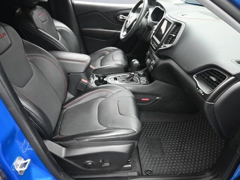 Used 2022 Jeep Cherokee Trailhawk w/ Premium Leather Package AWD/4WD image 9