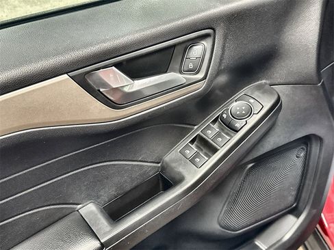 Used 2021 Ford Escape SE w/ SE Sport Appearance Package image 14