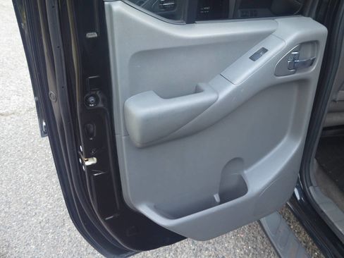 Used 2010 Nissan Frontier SE AWD/4WD image 17