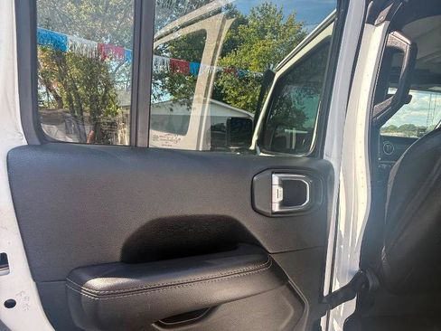 Used 2018 Jeep Wrangler Unlimited Sahara AWD/4WD image 21