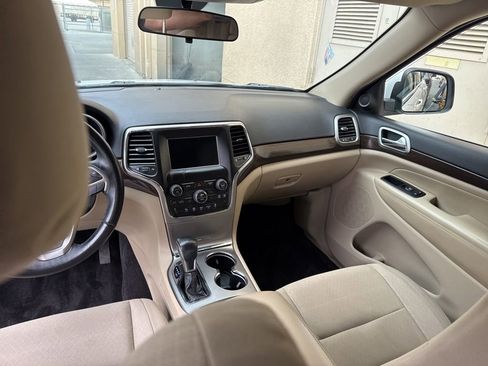 Used 2018 Jeep Grand Cherokee Laredo RWD image 16