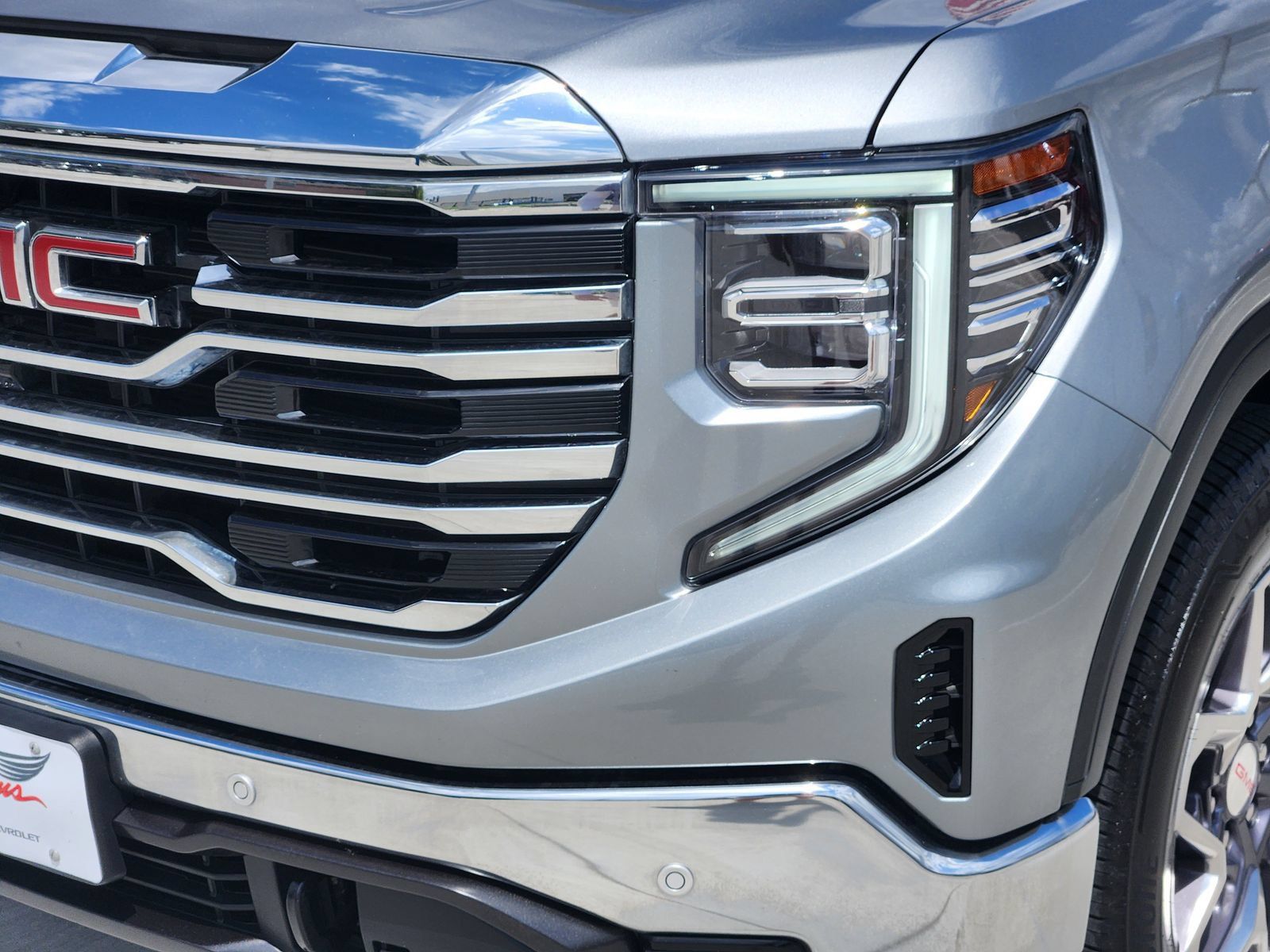 Certified 2025 GMC Sierra 1500 SLT RWD image 9