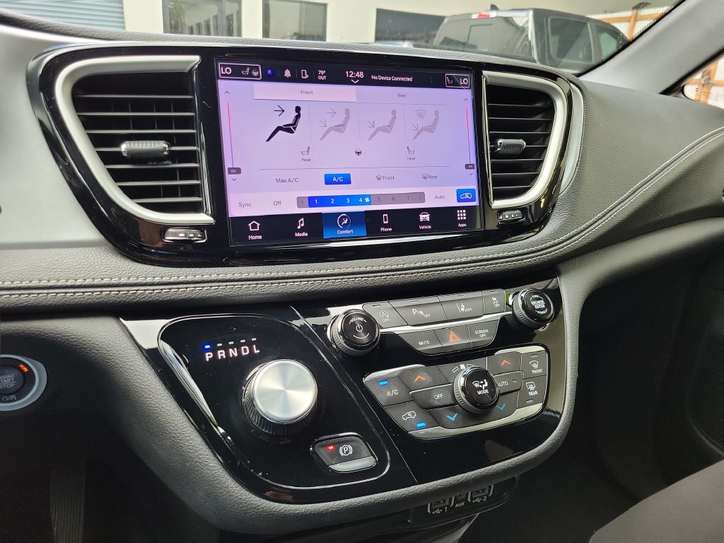 Used 2024 Chrysler Pacifica Touring FWD image 25