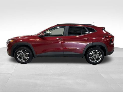 Used 2025 Chevrolet Trax LT w/ LT Convenience Package FWD image 2