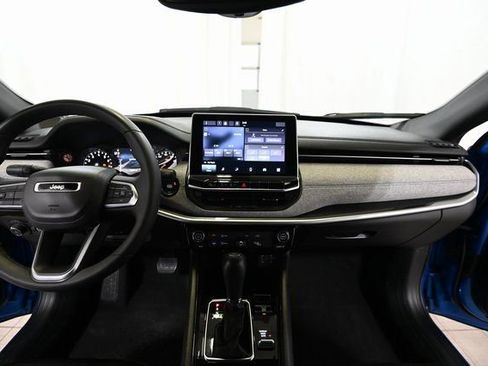 Used 2024 Jeep Compass Latitude image 2