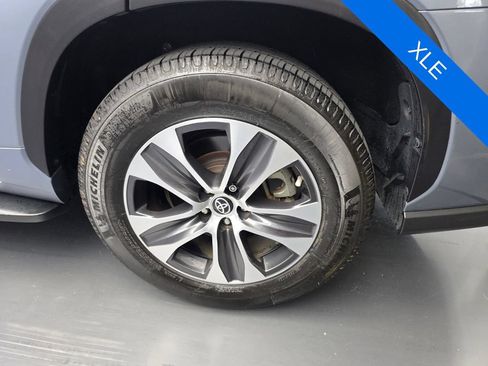 Used 2022 Toyota Highlander XLE FWD image 18