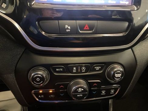 Used 2020 Jeep Cherokee Limited AWD/4WD image 24