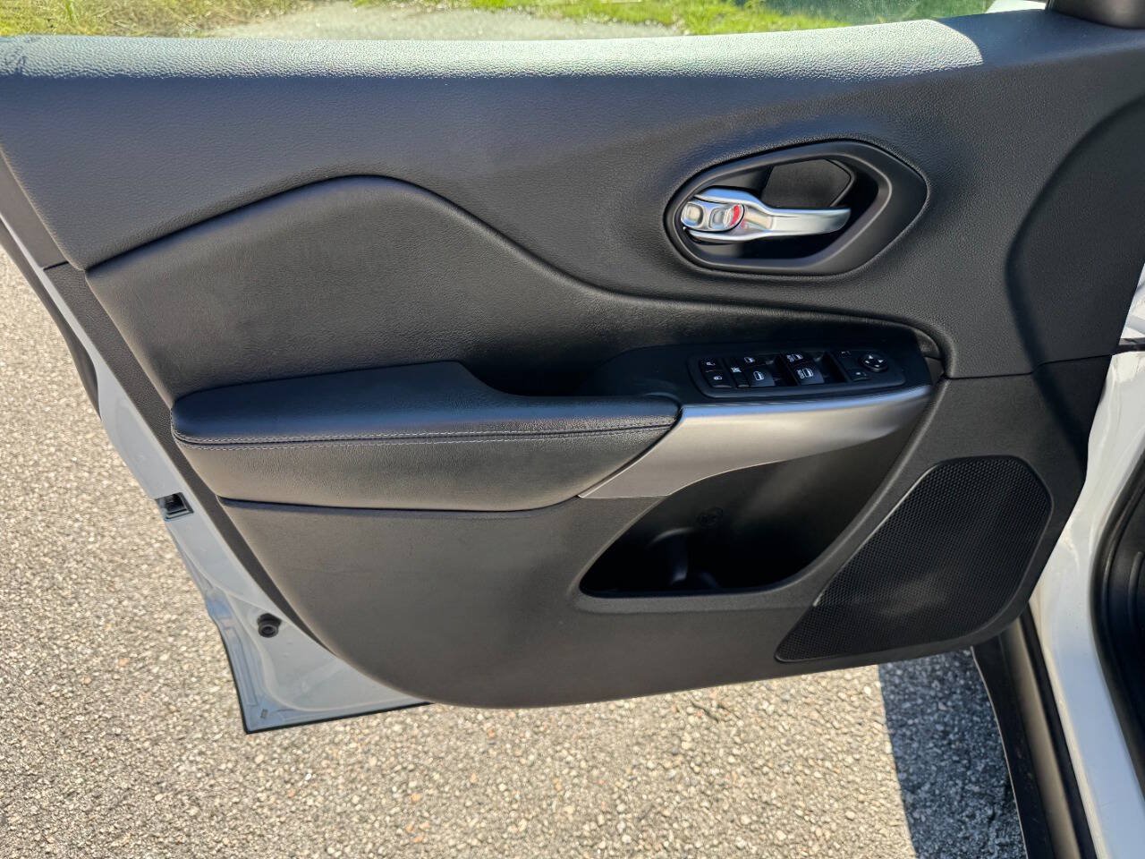 Used 2019 Jeep Cherokee Latitude Plus w/ Cold Weather Group AWD/4WD image 40