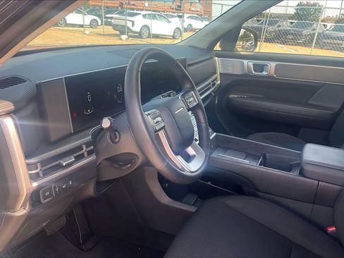 Used 2025 Hyundai Santa Fe SE FWD image 2
