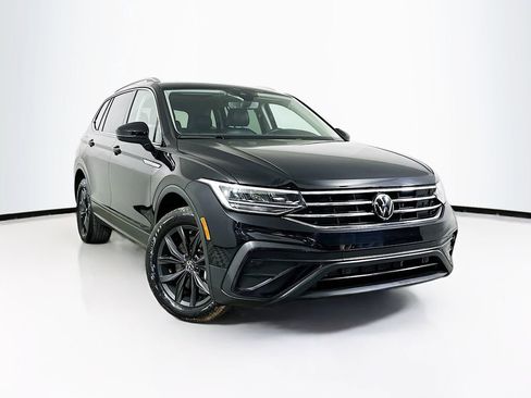 Certified 2024 Volkswagen Tiguan SE image 1