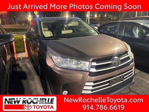 Used 2018 Toyota Highlander XLE image 1