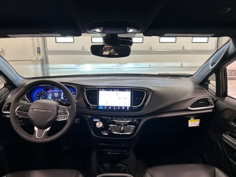 New 2027 Chrysler Pacifica Select FWD image 30